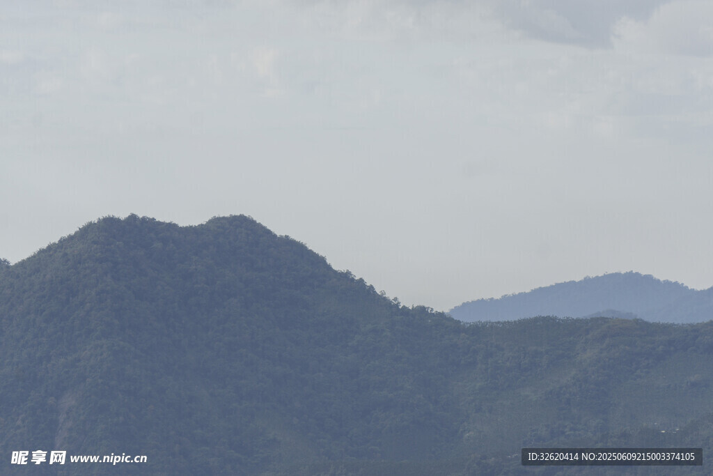 连绵青山景色
