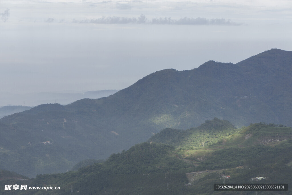 山间光影下的秀丽山峦
