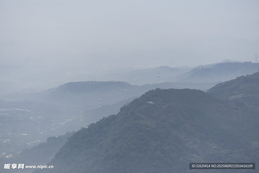 雾霭中的连绵山峦
