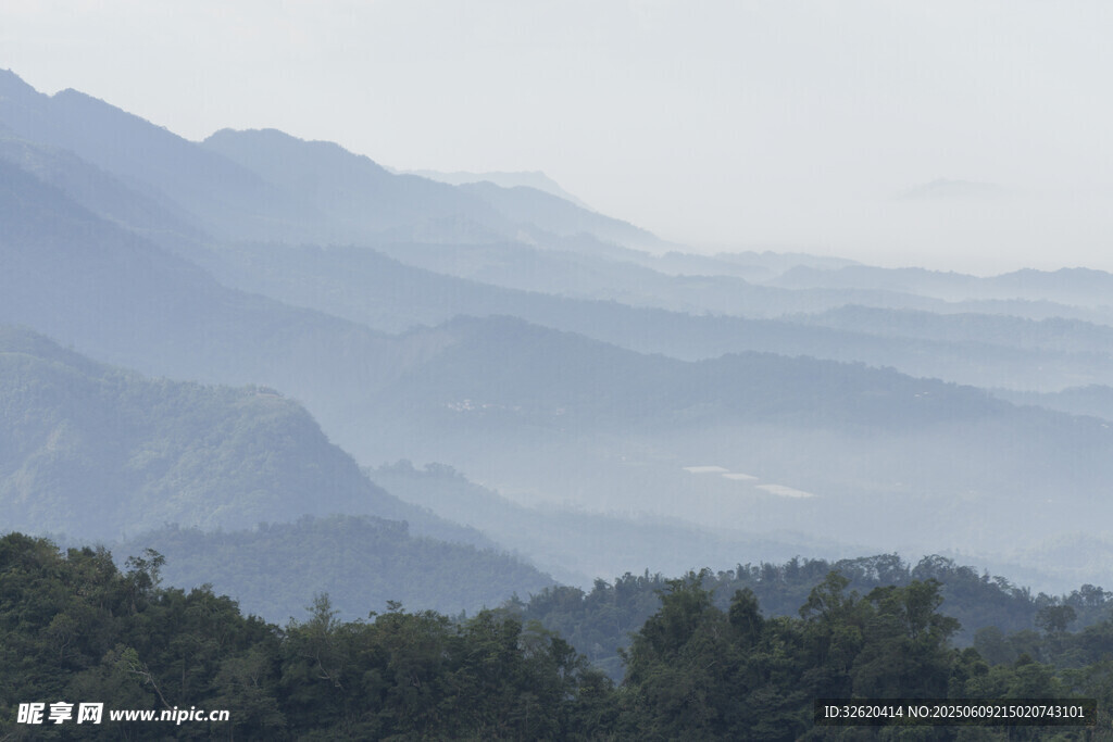 山峦叠翠间的朦胧美景