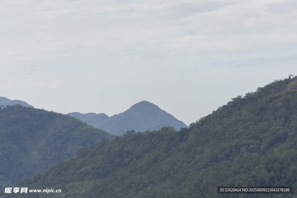 青山连绵的壮阔自然景观