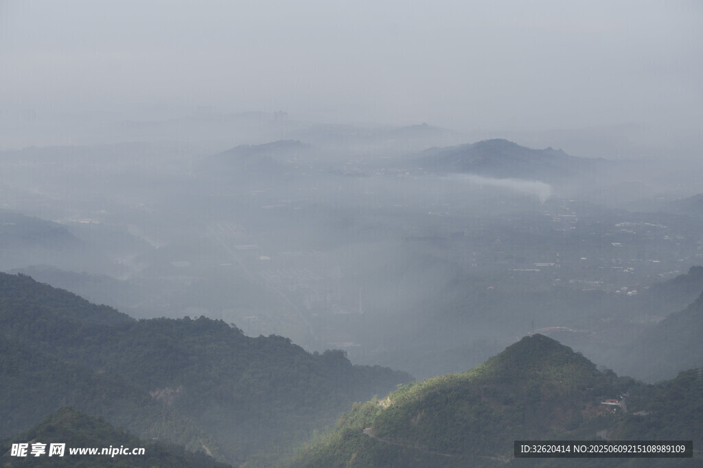 云雾缭绕的山峦美景