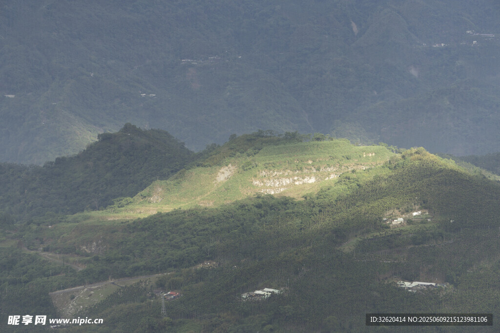 山间光影下的翠绿山峦