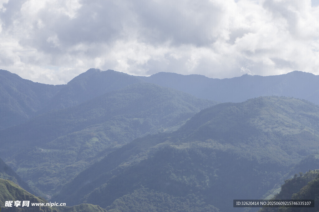 壮丽山峦景观