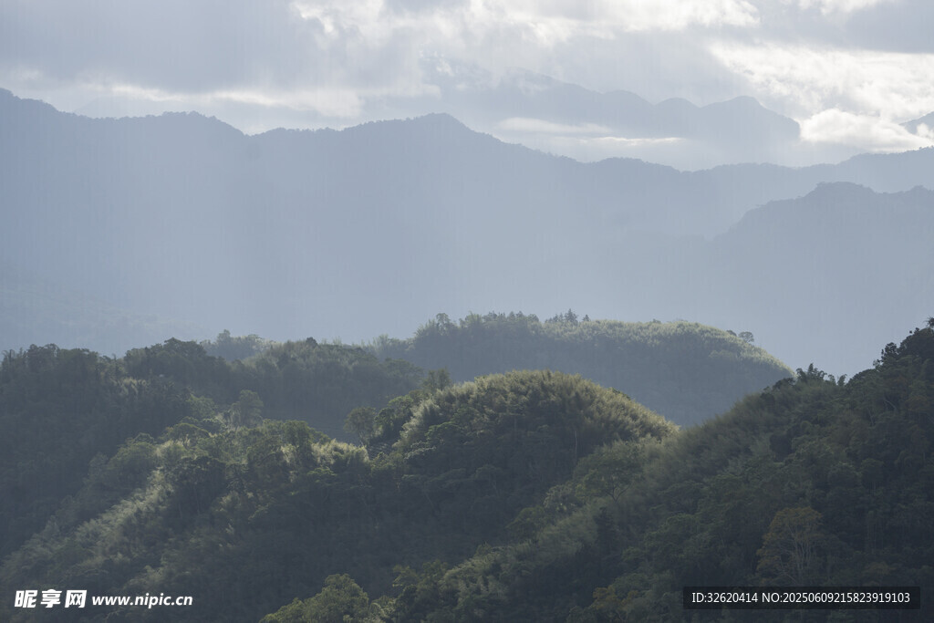 山峦云海间的自然美景