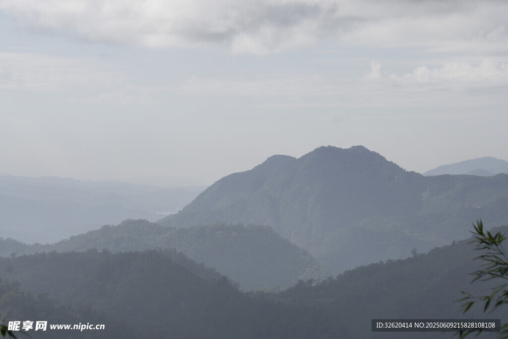 山峦叠嶂的壮阔自然景观