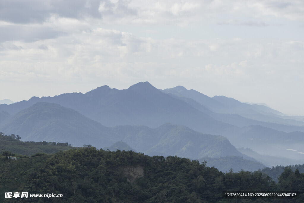 山峦叠翠的自然美景