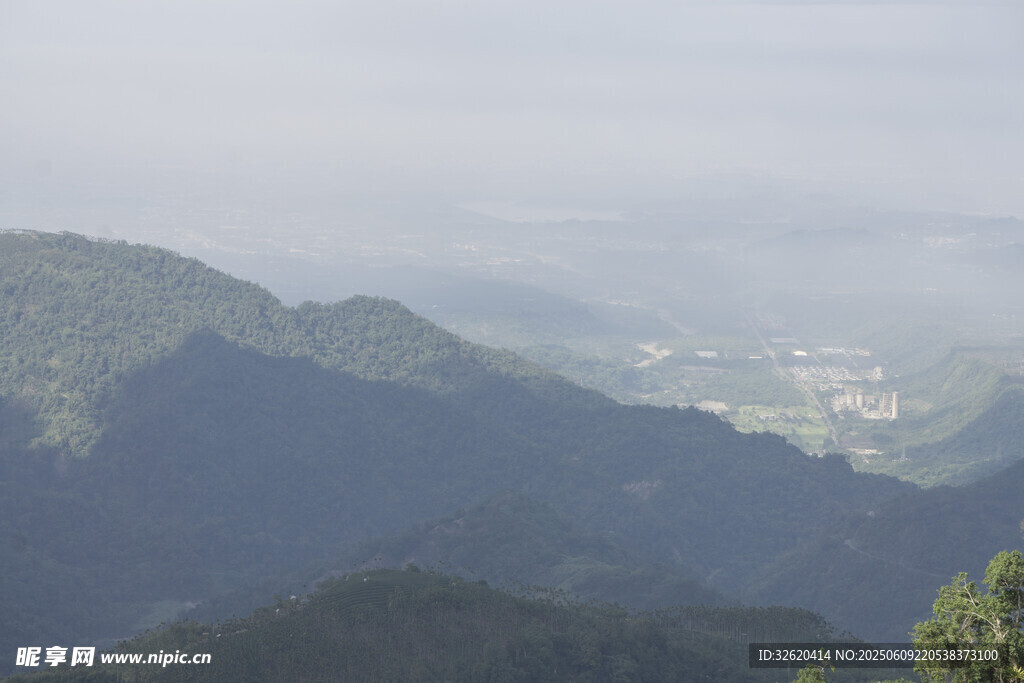 山峦远眺 雾霭中的城市风光