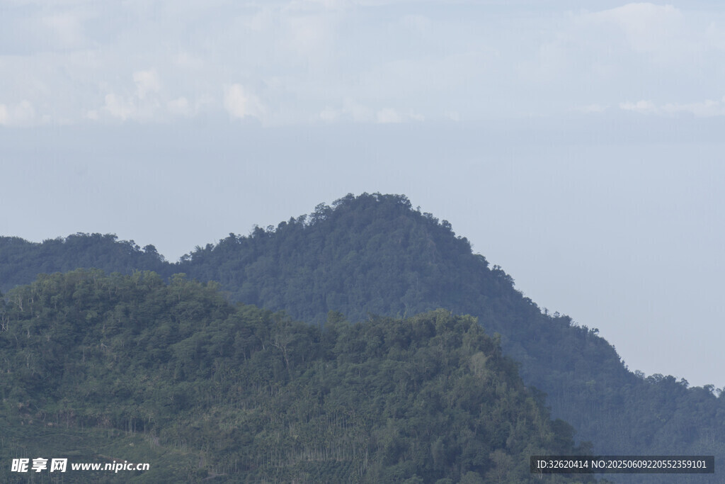 青山连绵的壮阔自然景观