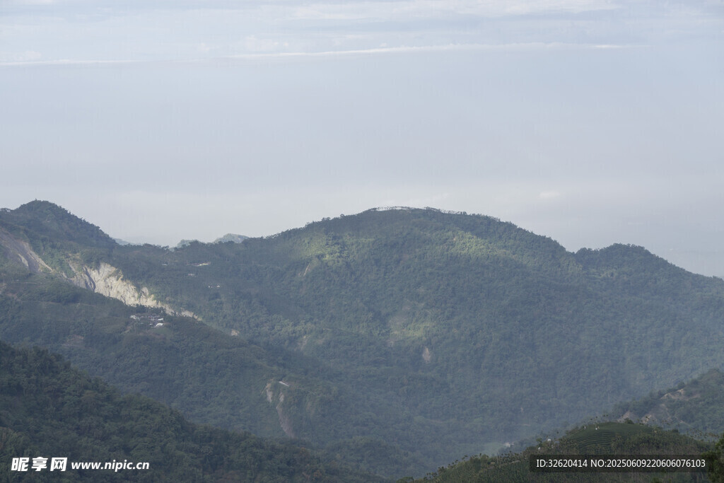 山峦叠翠的自然美景