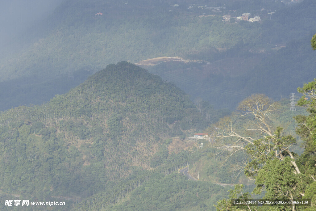 青山绿树间的秀丽山景