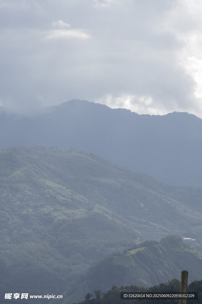 云雾缭绕的连绵山峦