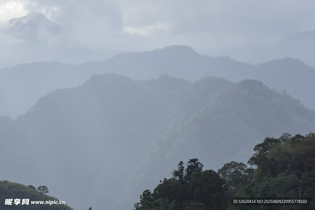云雾缭绕的山峦美景