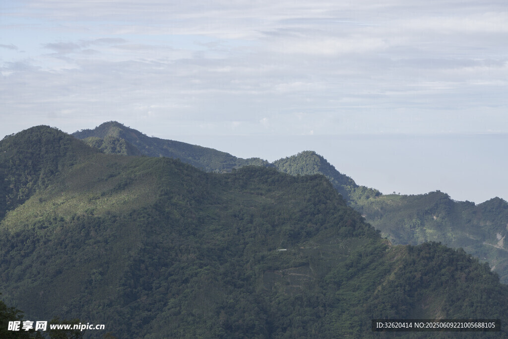 青山巍峨