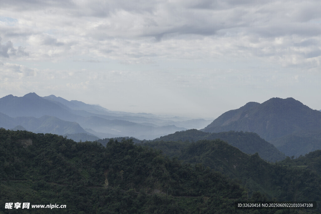 山峦云雾间的自然美景