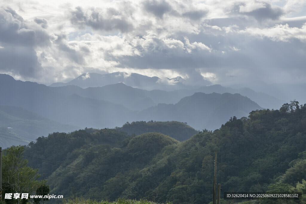 山峦云海间的自然美景