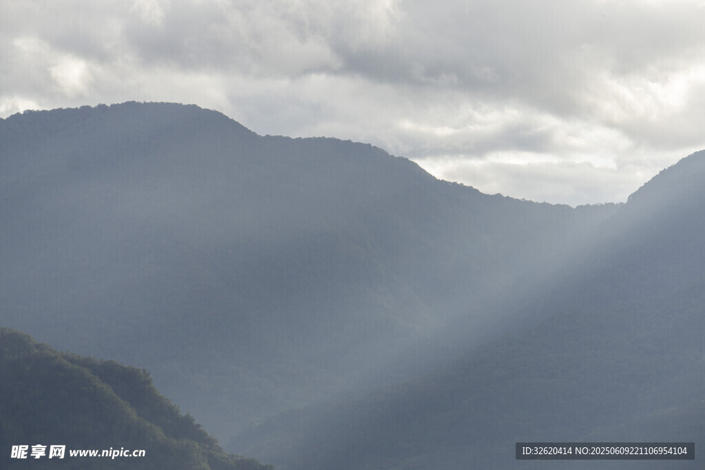山间云雾中的光束美景