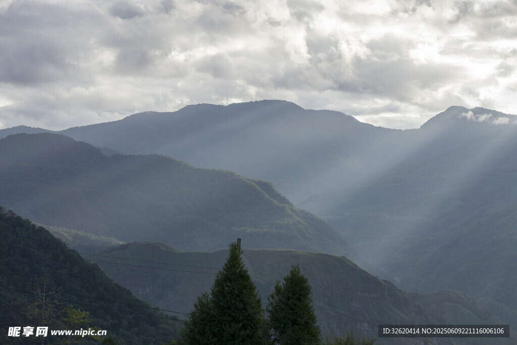 山间云雾中的阳光美景