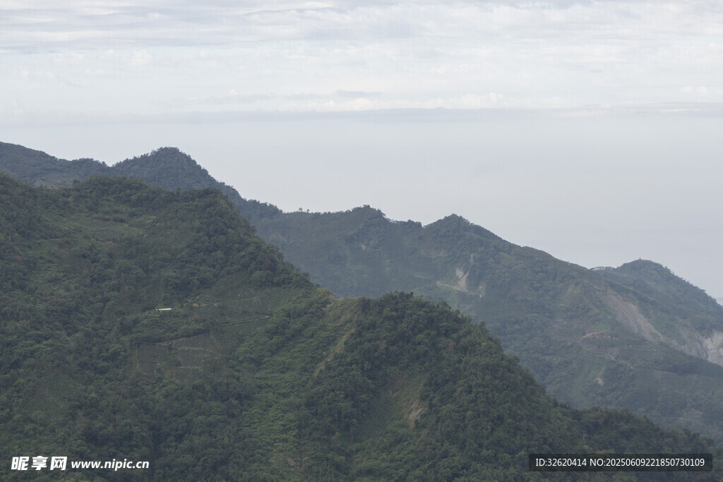 山峦叠翠的壮阔自然景观