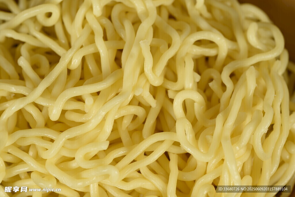 新鲜美味的黄色面条