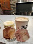 桌上的多样饮品与配料