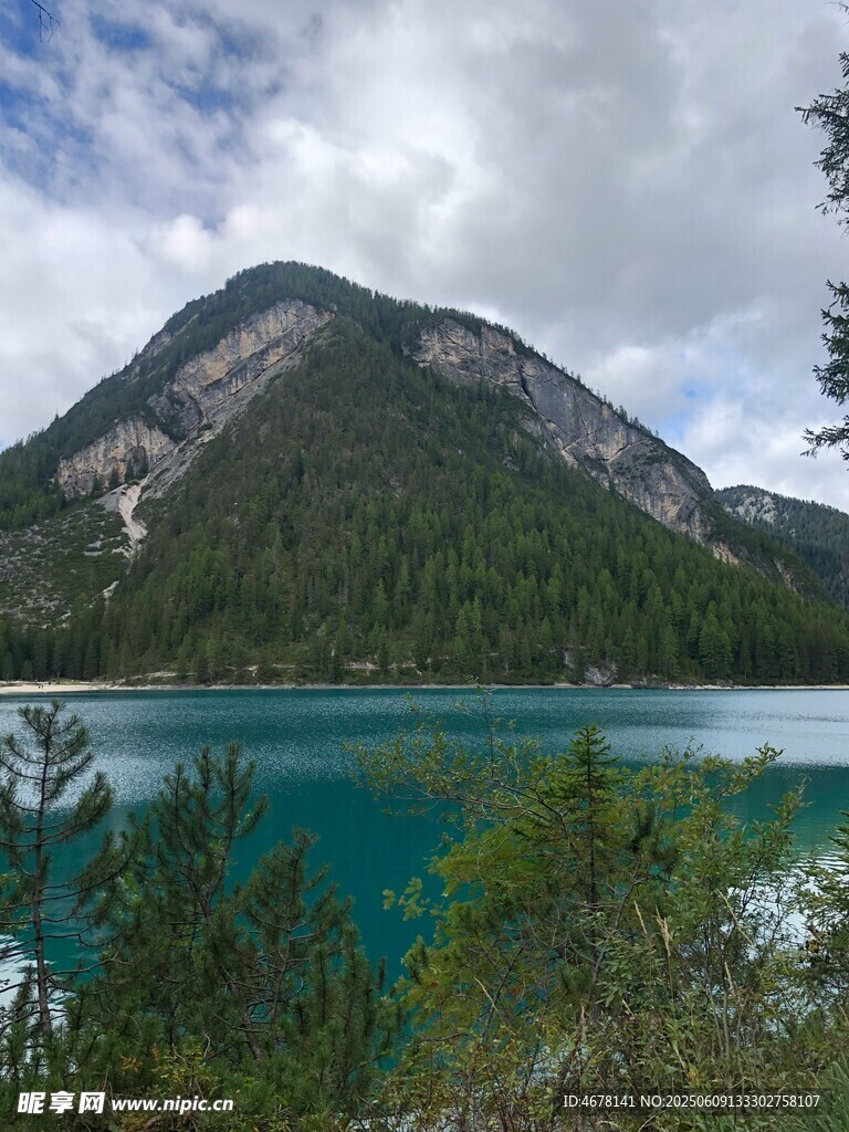 秀丽山水间的蓝湖美景