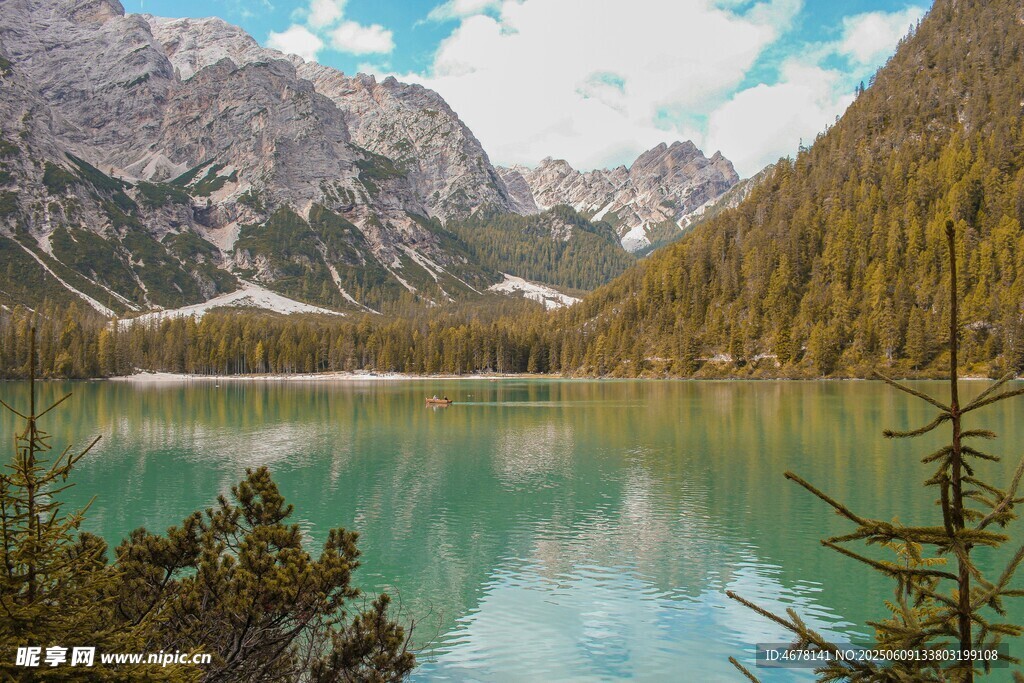 山间碧湖美景