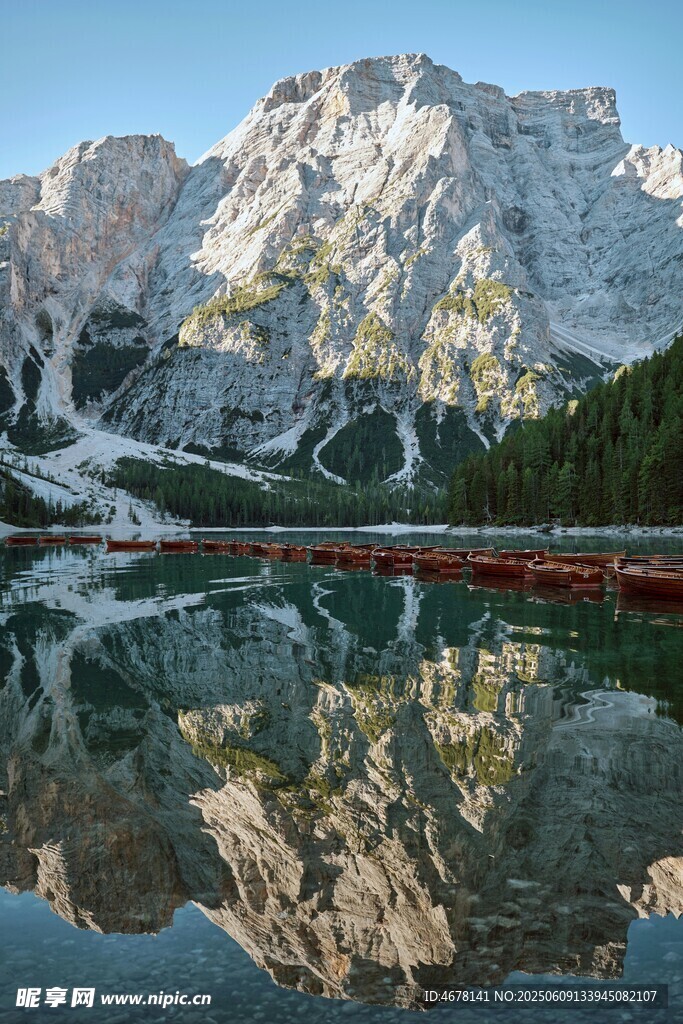 高山湖泊绝美倒影景观