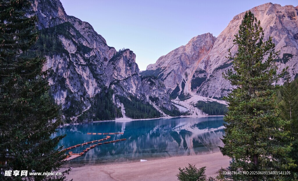 山间湖泊美景