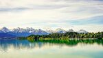 宁静湖景与远处山峦