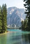 湖畔山林美景