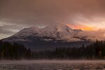 夕阳下的壮丽雪山景观