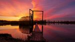 湖畔夕阳下的梦幻门景