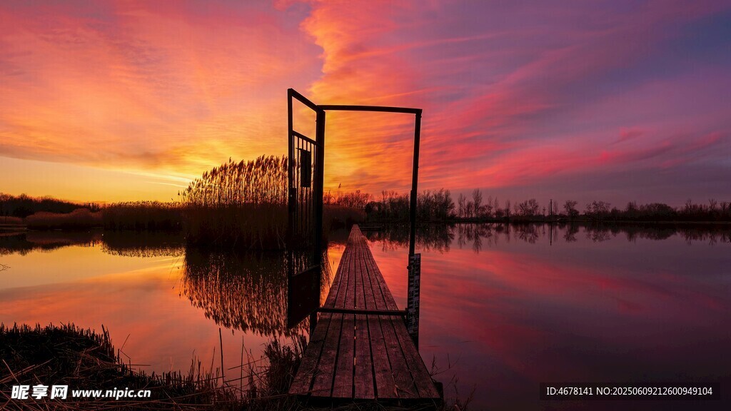 湖畔夕阳下的梦幻门景