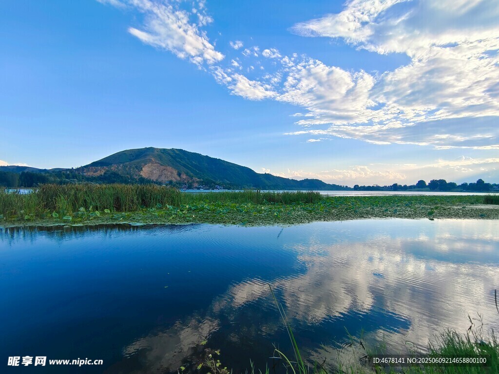 宁静湖畔山水倒影美景