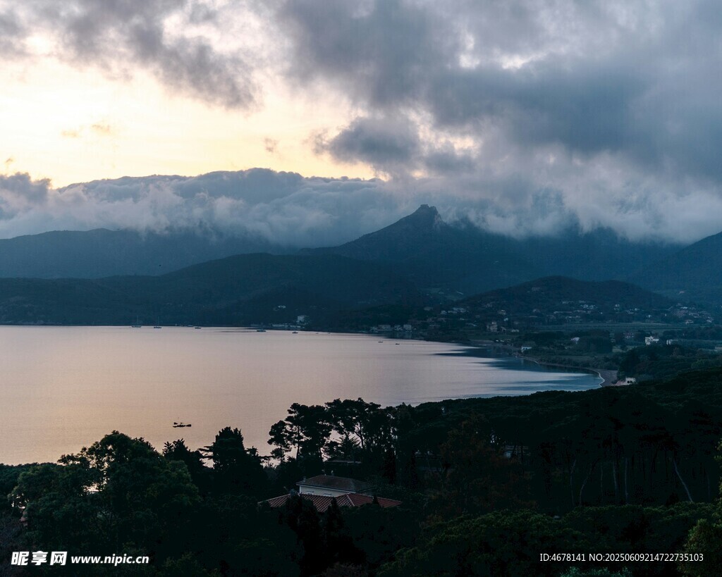 湖畔暮色中的山林美景
