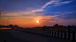 夕阳下的城市道路景观