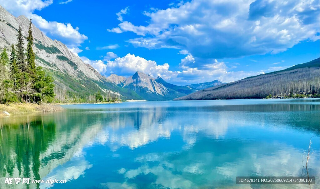 宁静湖景与远处山峦风光