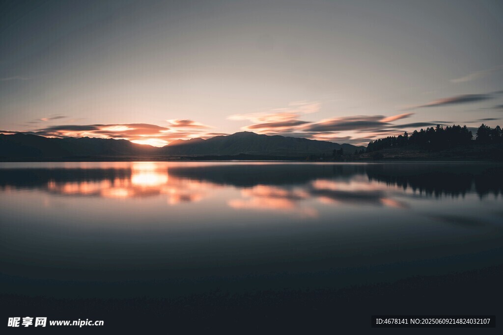 湖畔日落美景