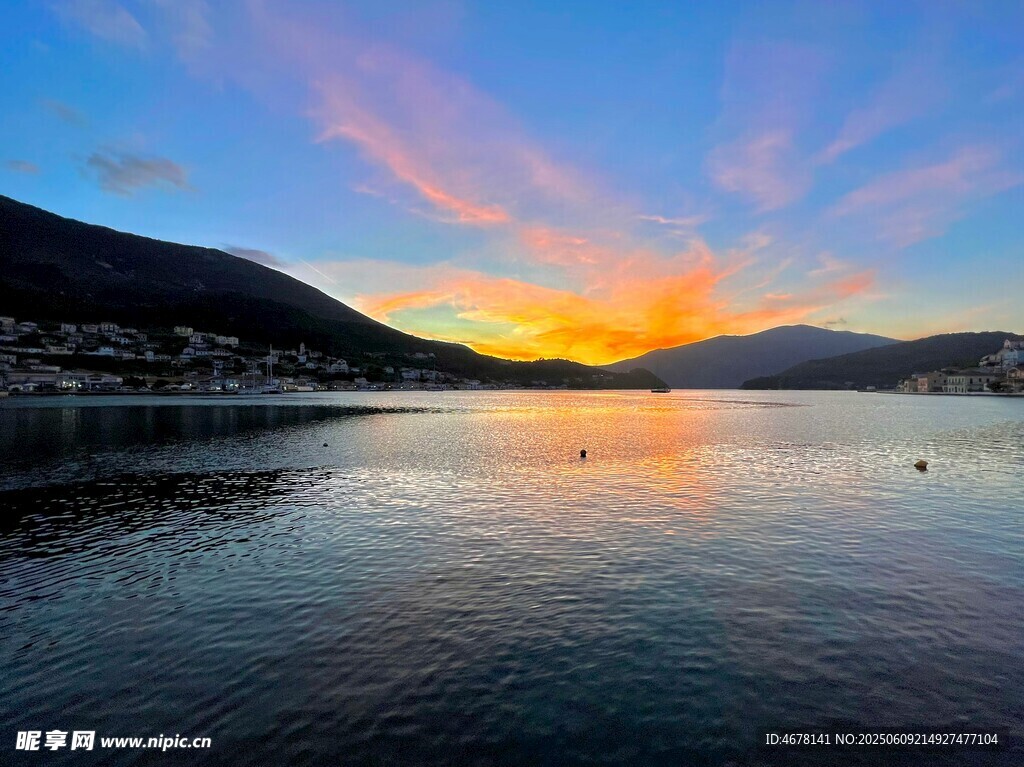 湖畔绚丽日落美景