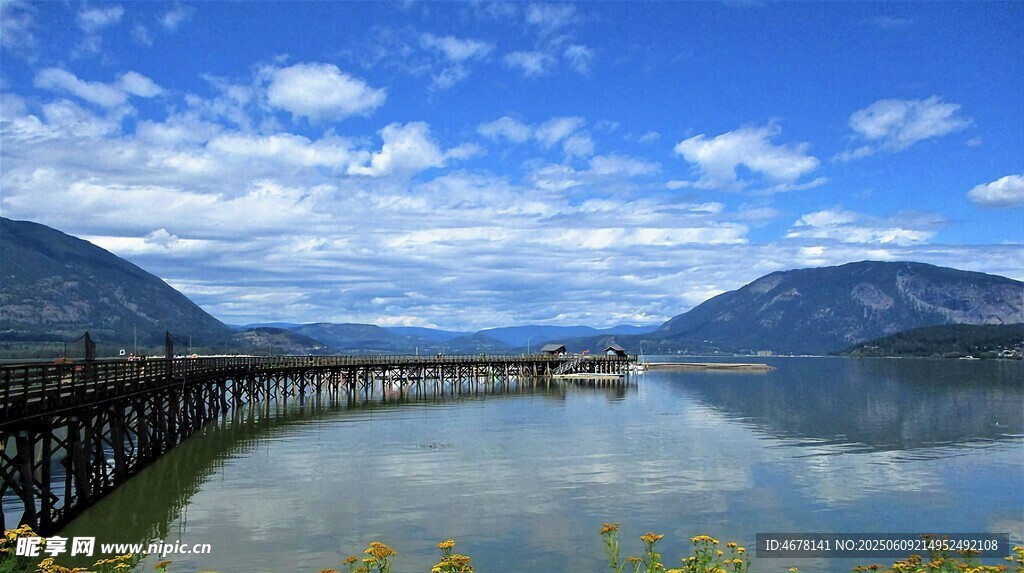 宁静湖畔长桥与山水美景