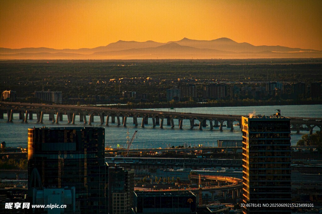 夕阳下的城市与桥梁景观