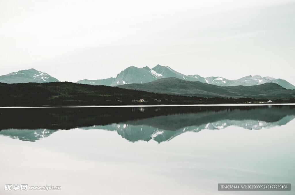 宁静山水倒影美景
