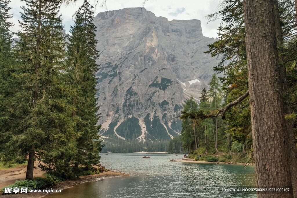 山林间的静谧湖泊与远山