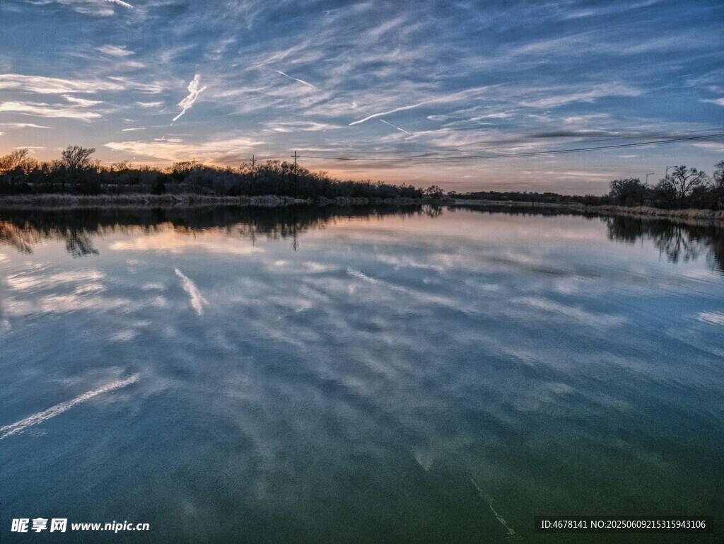 湖畔日落美景