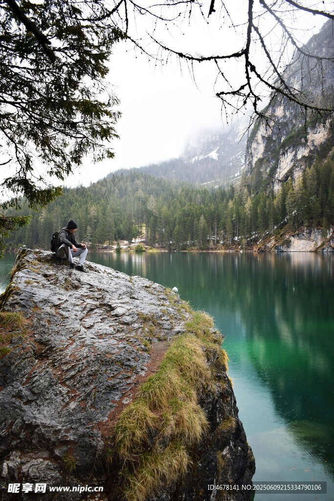 湖畔岩石上的静谧风景