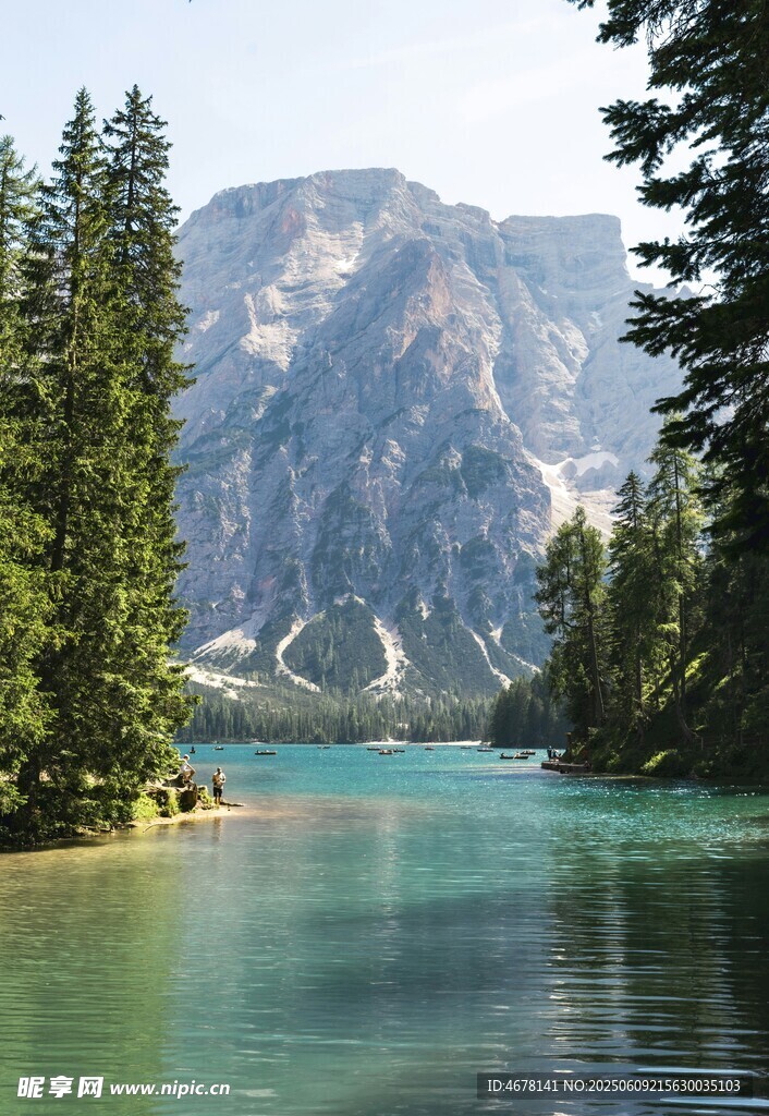 湖畔山林美景