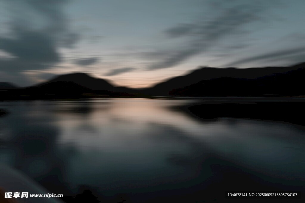 黄昏湖畔静谧山水景致