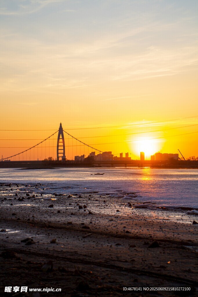 夕阳下的桥梁美景