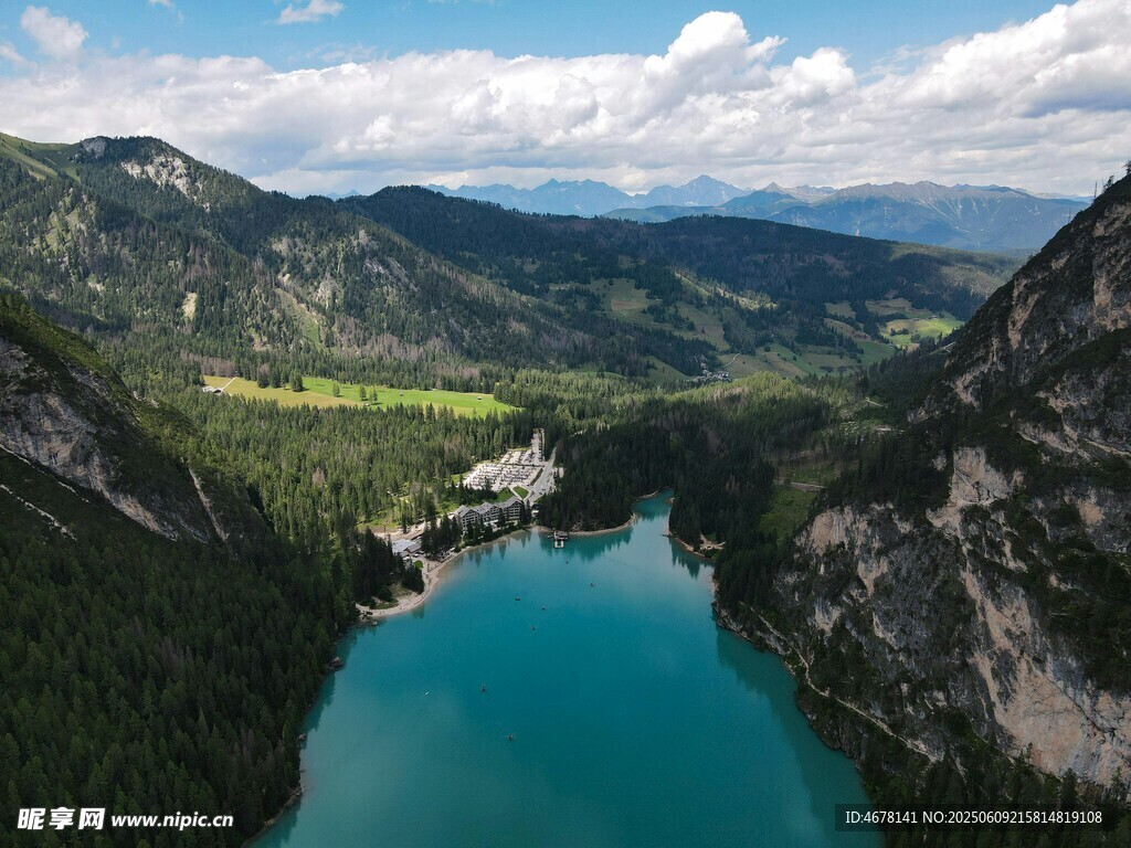 高山间的碧蓝湖泊美景